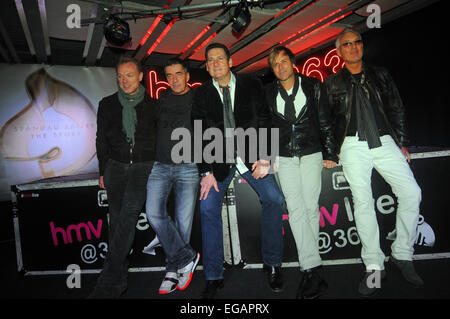 Londra, UK, 21 febbraio 2015, Spandau Ballet visita HMV, Oxford Street, Londra per festeggiare il lancio del loro nuovo film documentario "pandau balletto: anima i Ragazzi del Mondo Occidentale' e i loro album di compilazione 'La storia: Molto meglio di Spandau Ballet". Foto Stock