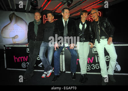 Londra, UK, 21 febbraio 2015, Spandau Ballet visita HMV, Oxford Street, Londra per festeggiare il lancio del loro nuovo film documentario "pandau balletto: anima i Ragazzi del Mondo Occidentale' e i loro album di compilazione 'La storia: Molto meglio di Spandau Ballet". Foto Stock