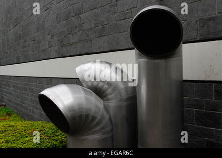 Tubi di ventilazione / condotti al di fuori di una piscina edificio Foto Stock