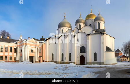 Più vecchio in Russia Cattedrale di Santa Sofia. Veliky Novgorod presso Sun Foto Stock