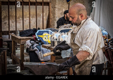 MDINA, Malta - 13 apr - un fabbro medievale durante la medievale di Mdina festival di Mdina il 13 aprile 2013 Foto Stock