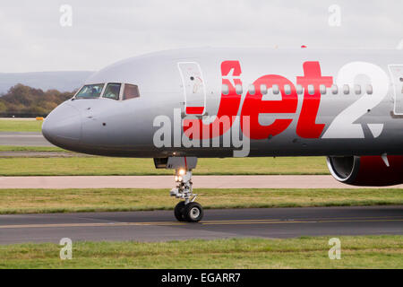 Jet2 Airlines Boeing 757 (G-LSAG) in rullaggio all'Aeroporto Internazionale di Manchester. Foto Stock