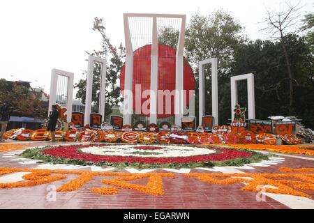 Dacca in Bangladesh. 21 febbraio 2015. . Il martire centrale monumento Shaheed Minar è decorato con fiori come un omaggio da parte di migliaia di persone del Bangladesh nel corso internazionale di lingua madre il giorno di Dhaka. Il raduno segna 60 anni da quando la polizia ha sparato a migliaia di dimostranti presso una università in Bangladesh impegnativo che essere bengalese ha dichiarato lo stato di lingua. La morte ha segnato l'inizio di un quasi due decenni a lungo in lotta per il Bangladesh che si è conclusa con la vittoria nel 1971 guerra di indipendenza con il Pakistan . Foto Stock