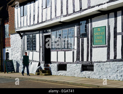 Uomo che cammina passato lo Spread Eagle Hotel, Midhurst, West Sussex, in Inghilterra U Foto Stock