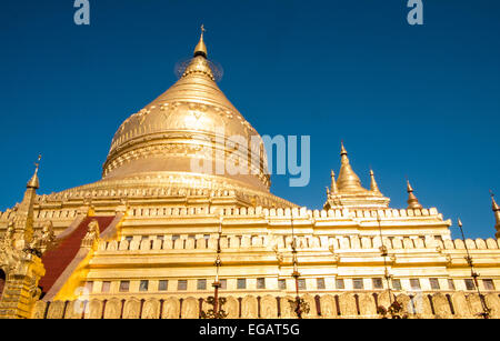 Cielo blu e oro stupa dorato a Shwezigon pagoda buddista, tempio pagano a,Bagan, birmania, myanmar. Foto Stock