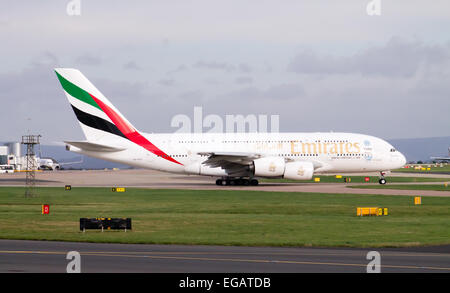 Emirates Airbus A380, il rullaggio sul Manchester Airport. Foto Stock