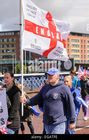 Uomo che porta bandiera della difesa inglese League Foto Stock