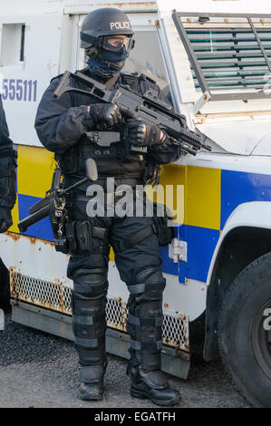 Funzionario di polizia vestito in uniforme balistico detiene una Heckler e Koch G36 mitragliatrice. Foto Stock