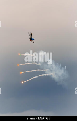 F-16 aeromobile implementa anti-missile flares Foto Stock