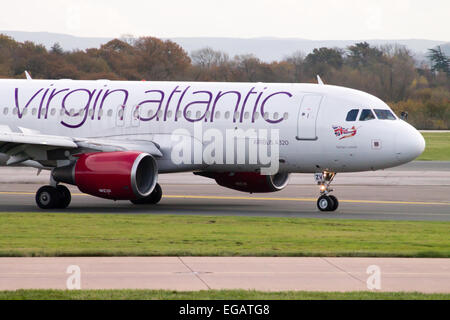 Virgin Atlantic Airbus A320, il rullaggio sul Manchester Airport pista. Foto Stock