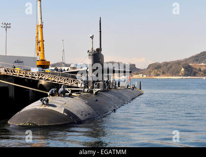 US Navy Los Angeles-class attack submarine USS Louisville è ormeggiata presso le attività della flotta Yokosuka Febbraio 19, 2015 a Yokosuka, Giappone. Foto Stock