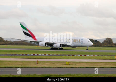 Emirates Airbus A380, il rullaggio sul Manchester Airport. Foto Stock