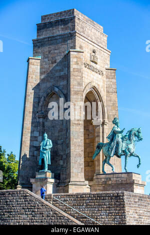 Kaiser Wilhelm Memorial sopra il lago Hengstey, serbatoio der Ruhr, tra, Dortmund, Herdecke e Hagen, sul Hohenyburg Foto Stock