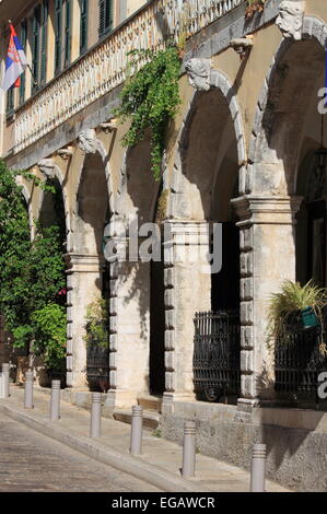 Strada con portico in Isola di Corfù, Grecia Foto Stock