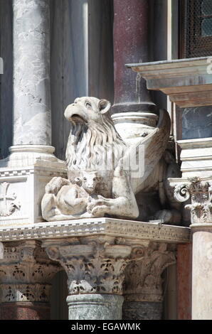 Statua barocca su San Marco nella cattedrale di Venezia, Italia Foto Stock