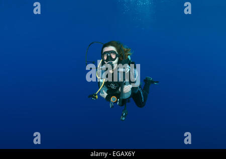 Nuoto subacqueo in acqua blu in Mar Rosso, Egitto, Africa Foto Stock