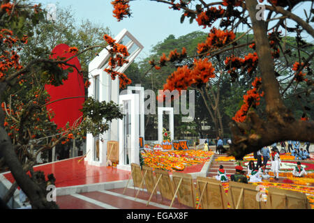 Dacca in Bangladesh. Il 21 febbraio, 2015. Giovani del Bangladesh decorano il Bangladesh Lingua centrale dei martiri monumento commemorativo con fiori in omaggio ai martiri del 1952 lingua Bengali movimento, presso l'università di Dhaka campus a Dhaka il 21 febbraio 2015. Essa segna 63 anni da quando la polizia ha sparato a migliaia di dimostranti presso una università in Bangladesh impegnativo che essere bengalese ha dichiarato lo stato di lingua. Credito: Mamunur Rashid/Alamy Live News Foto Stock