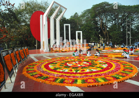 Dacca in Bangladesh. Il 21 febbraio, 2015. Giovani del Bangladesh decorano il Bangladesh Lingua centrale dei martiri monumento commemorativo con fiori in omaggio ai martiri del 1952 lingua Bengali movimento, presso l'università di Dhaka campus a Dhaka il 21 febbraio 2015. Essa segna 63 anni da quando la polizia ha sparato a migliaia di dimostranti presso una università in Bangladesh impegnativo che essere bengalese ha dichiarato lo stato di lingua. Credito: Mamunur Rashid/Alamy Live News Foto Stock