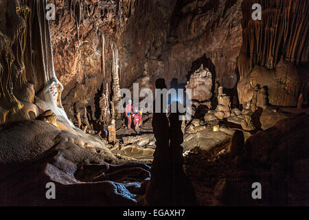 La speleologia nella grotta del paranco, Italia Foto Stock