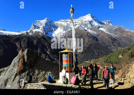 Ruota di preghiera, stupa buddisti e bandiere di preghiera, Namche Bazar village, Campo Base Everest trek, Sito Patrimonio Mondiale dell'UNESCO, Sagarma Foto Stock