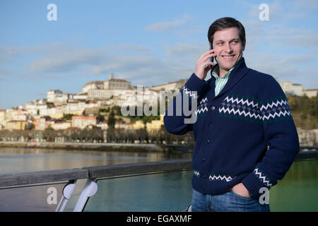 Giovane uomo che parla al telefono Foto Stock