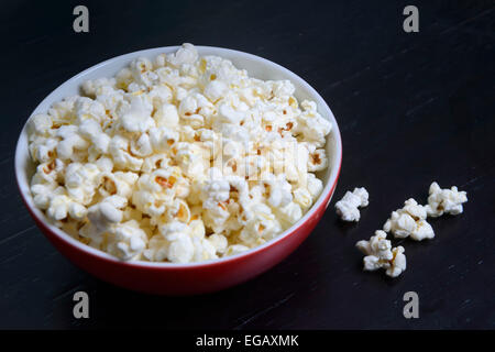 Ciotola Popcorn su sfondo nero Foto Stock