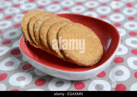 Biscotti digestivi su una targhetta rossa Foto Stock