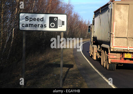 Autovelox, segnale di avvertimento, azione, Gatto, telecamere su corsie degli autobus, Telecamere a luce rossa, giunzione scatola gialla, velocità media, Truvelo, Gatto, Autostrade intelligenti. Foto Stock