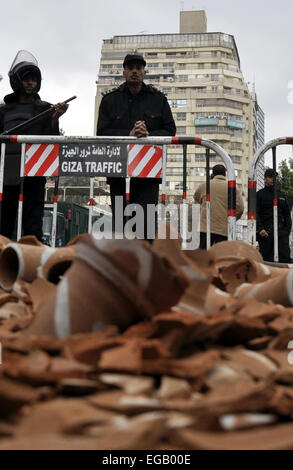 Il Cairo, Egitto. Il 21 febbraio, 2015. Poliziotti egiziani guard'Ambasciata del Qatar durante una dimostrazione in Cairo, Egitto, 21 febbraio 2015. Diverse persone hanno protestato fuori del Qatar ambasciata, dopo il Qatar ha ricevuto il sostegno di un paio di giorni in precedenza da altri arabi del Golfo monarchie dopo aver tirato il suo ambasciatore dall Egitto, un segno di mutevoli alleanze diplomatiche in tutto il mondo arabo. Il Qatar news agency ha annunciato il paese stava tirando il suo ambasciatore in Egitto. L'Egitto non ha alcun ambasciatore in Qatar. Il Qatar aveva sostenuto in Egitto la Fratellanza Musulmana di governo che si è abbattuto nel 2013 da un militare-backed colpo di stato Foto Stock