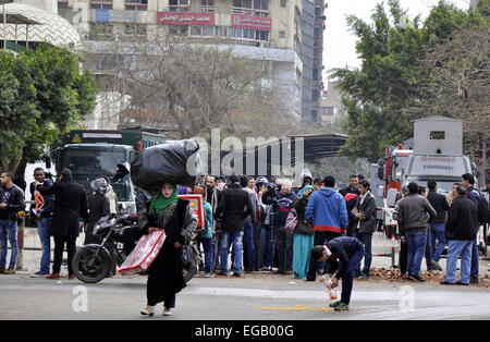 Il Cairo, Egitto. Il 21 febbraio, 2015. Gli egiziani prendere parte durante una manifestazione di protesta di fronte all'Ambasciata del Qatar durante una dimostrazione in Cairo, Egitto, 21 febbraio 2015. Diverse persone hanno protestato fuori del Qatar ambasciata, dopo il Qatar ha ricevuto il sostegno di un paio di giorni in precedenza da altri arabi del Golfo monarchie dopo aver tirato il suo ambasciatore dall Egitto, un segno di mutevoli alleanze diplomatiche in tutto il mondo arabo. Il Qatar news agency ha annunciato il paese stava tirando il suo ambasciatore in Egitto. L'Egitto non ha alcun ambasciatore in Qatar. Il Qatar aveva sostenuto in Egitto la Fratellanza Musulmana di governo che si è abbattuto nel 2013 da Foto Stock