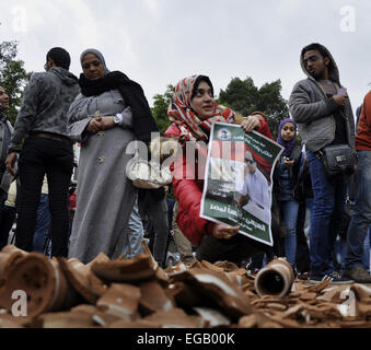 Il Cairo, Egitto. Il 21 febbraio, 2015. Donna egiziana detiene un poster del presidente egiziano Abdel Fattah al-Sissi durante una manifestazione di protesta di fronte all'Ambasciata del Qatar al Cairo, Egitto, 21 febbraio 2015. Diverse persone hanno protestato fuori del Qatar ambasciata, dopo il Qatar ha ricevuto il sostegno di un paio di giorni in precedenza da altri arabi del Golfo monarchie dopo aver tirato il suo ambasciatore dall Egitto, un segno di mutevoli alleanze diplomatiche in tutto il mondo arabo. Il Qatar news agency ha annunciato il paese stava tirando il suo ambasciatore in Egitto. L'Egitto non ha alcun ambasciatore in Qatar. Il Qatar aveva sostenuto in Egitto la Fratellanza Musulmana di governo Foto Stock