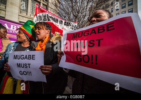 Londra, Regno Unito. Il 21 febbraio, 2015. Mugabe deve andare di 91º compleanno del credito di dimostrazione: Guy Corbishley/Alamy Live News Foto Stock