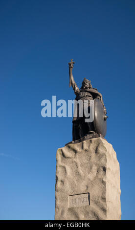 Una statua di Re Alfredo il Grande re dell'antica regione del Wessex, guarda su WInchester, dove morì e fu sepolto. Foto Stock