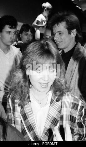 Eastenders stelle Susan Tully e Tom Watt visitare Croydon circa 1985 Foto Stock