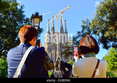 Giovane tenendo spara alla Sagrada Familia. Barcellona, in Catalogna, Spagna. Foto Stock