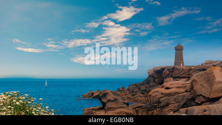 Gli uomini ruz faro in Bretagna Francia tra Ploumanach e Perros Guirec di granito rosa paesaggio della costa, cielo blu Foto Stock