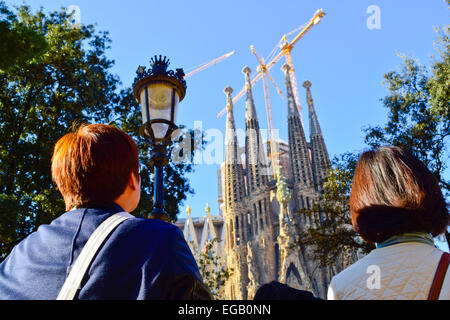 Giovane contemplando la Sagrada Familia. Barcellona, in Catalogna, Spagna. Foto Stock