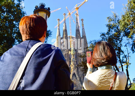 Giovane tenendo spara alla Sagrada Familia. Barcellona, in Catalogna, Spagna. Foto Stock