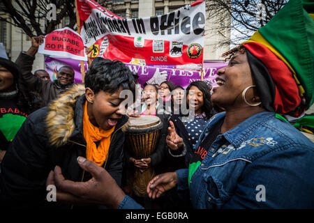 Londra, Regno Unito. Il 21 febbraio, 2015. Mugabe deve andare di 91º compleanno del credito di dimostrazione: Guy Corbishley/Alamy Live News Foto Stock