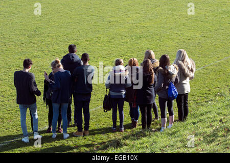 Università sport - gli spettatori a guardare gli uomini di calcio Foto Stock