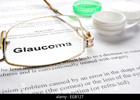 Carta con parole il glaucoma, bicchieri e contenitore per lenti. Disturbi dell'occhio. Messa a fuoco selettiva. Foto Stock