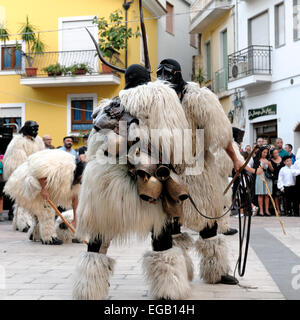 Jerzu, Sardegna, Italia - 3 Agosto 2014: maschere e costumi tradizionali della Sardegna che partecipano alla parata del vino Fest Foto Stock