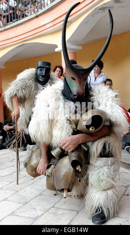 Jerzu, Sardegna, Italia - 3 Agosto 2014: maschere e costumi tradizionali della Sardegna che partecipano alla parata del vino Fest Foto Stock