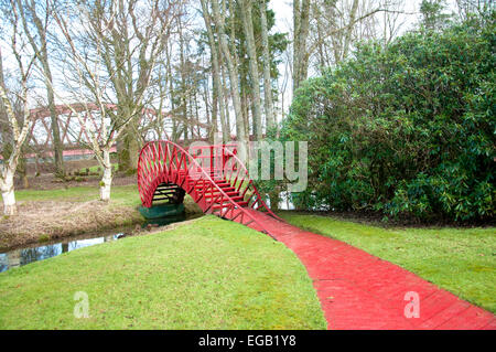 Ponte di frattali, parte di Charles Jenck il giardino della speculazione cosmica in Scozia. Foto Stock