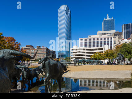 Il Cattle Drive sculture con skyline del centro dietro, Pioneer Plaza, Dallas, Texas, Stati Uniti d'America Foto Stock