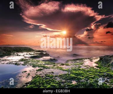 Bellissimo paesaggio, amazing brillante tramonto sul mare, splendida Costa sassosa, maestose drammatica cloudscape, la bellezza di Natura Foto Stock