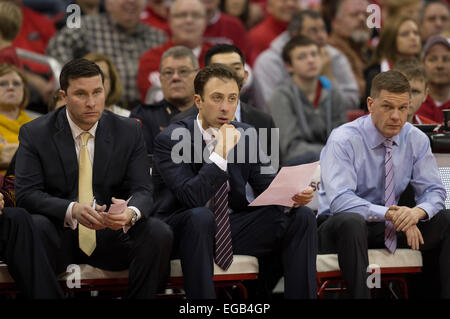 Febbraio 21, 2015: Minnesota coach Richard Pitino guarda su durante il NCAA pallacanestro tra il Wisconsin Badgers e Minnesota Golden i Gopher a Kohl Center a Madison, WI. Wisconsin sconfitto Minnesota 63-53. John Fisher/CSM Foto Stock