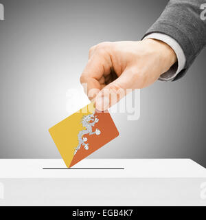 Concetto di voto - maschio inserendo bandiera in urne - Bhoutan Foto Stock