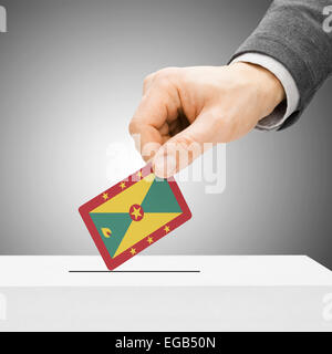 Concetto di voto - maschio inserendo bandiera in urne - Grenada Foto Stock