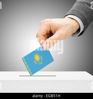 Concetto di voto - maschio inserendo bandiera in urne - Kazakhstan Foto Stock